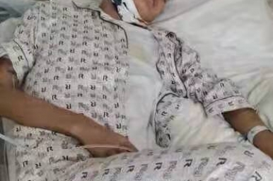单亲母亲为15岁患白血病孩子筹款